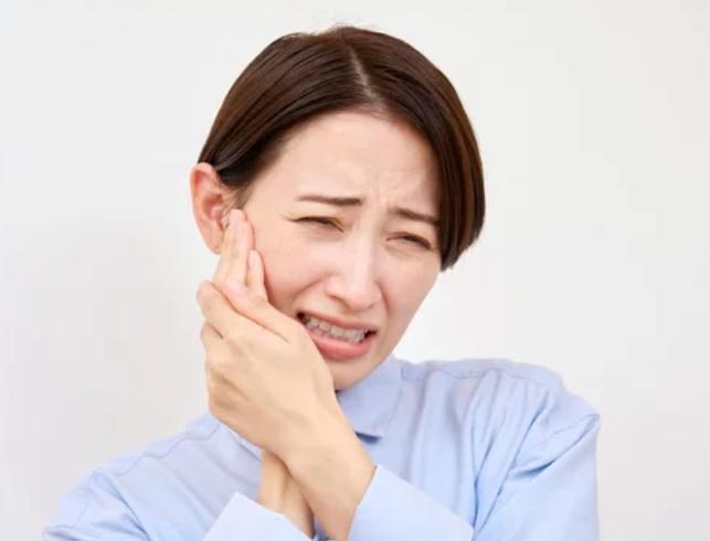 放っておくと危険！？ 女性に急増中「くいしばり＆歯ぎしり」の原因と対策を解説【日野市】