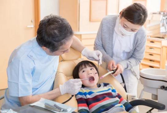 乳歯から永久歯への大切な移行期：親が知るべきケアのポイント【日野市】