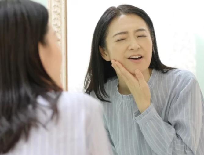50代女性の歯茎の腫れや出血の原因と対策【日野市】