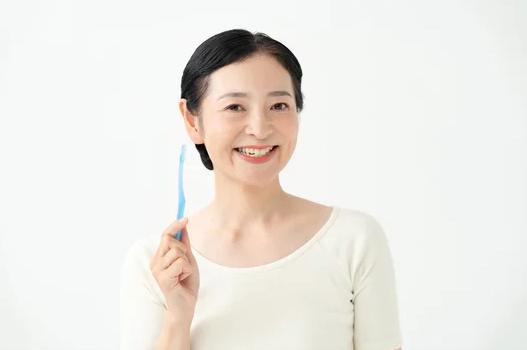 50代女性の歯茎の腫れや出血の原因と対策【日野市】